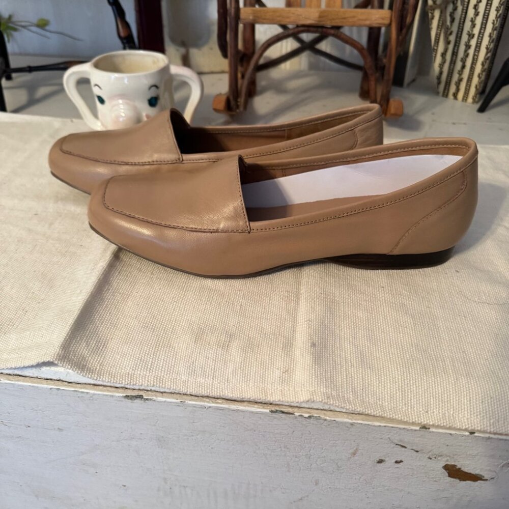 Array Freedom Beige Slip On Loafer EUC Size 10W